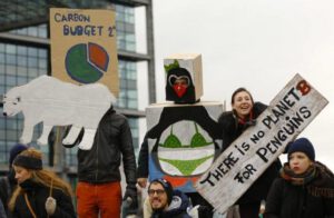 Фото: Reuters. Protesters demonstrate during a rally held the day before the start of the Paris Climate Change Summit in Berlin, Germany, November 29, 2015. REUTERS/Pawel Kopczynski