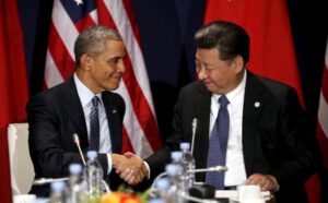 На фото: U.S. President Barack Obama shakes hands with Chinese President Xi Jinping during their meeting at the start of the climate summit in Paris November 30, 2015. REUTERS/Kevin Lamarque