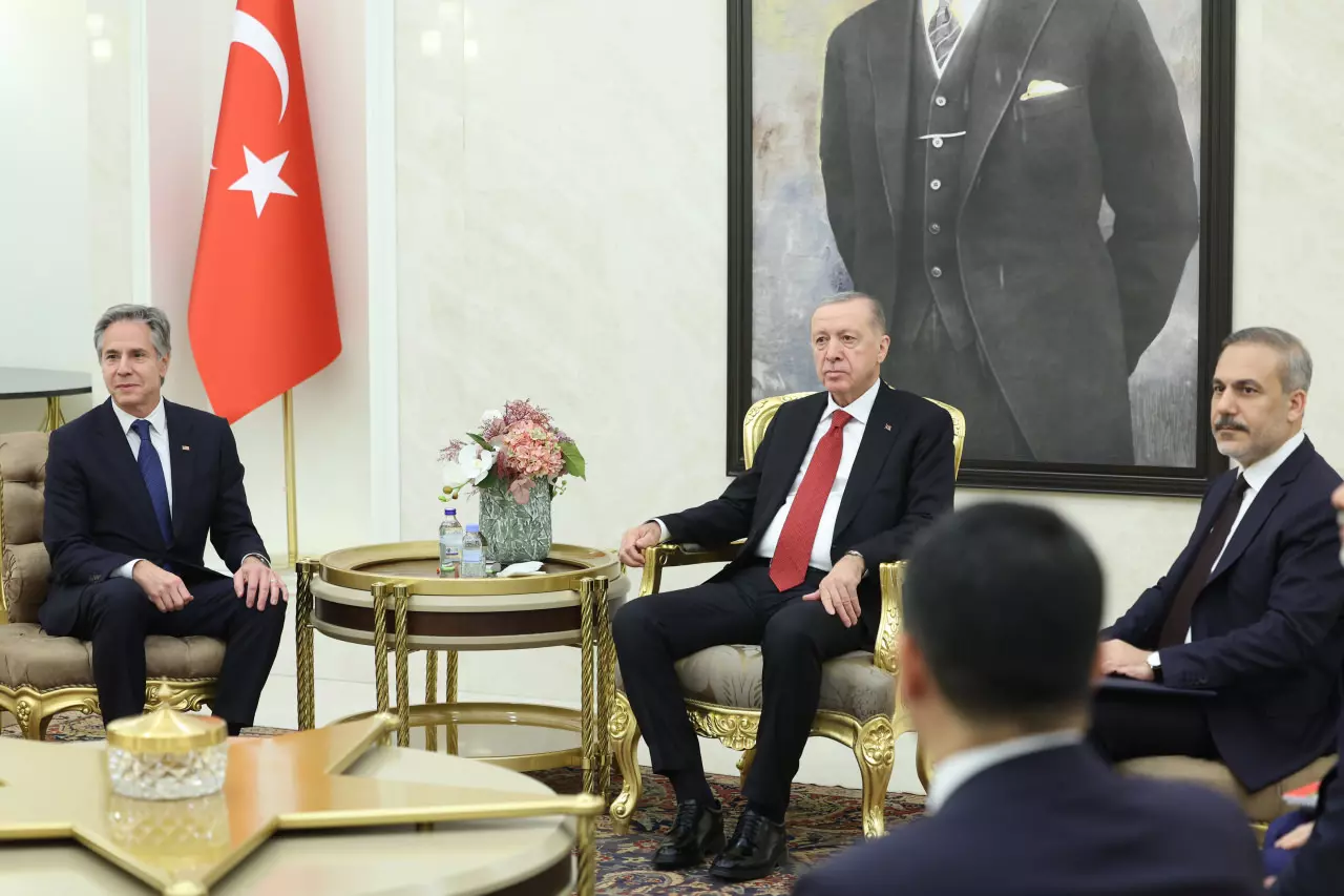 
A depiction of U.S. Secretary of State Antony Blinken's meeting with Turkish President Recep Tayyip Erdoğan on December 12, 2024.